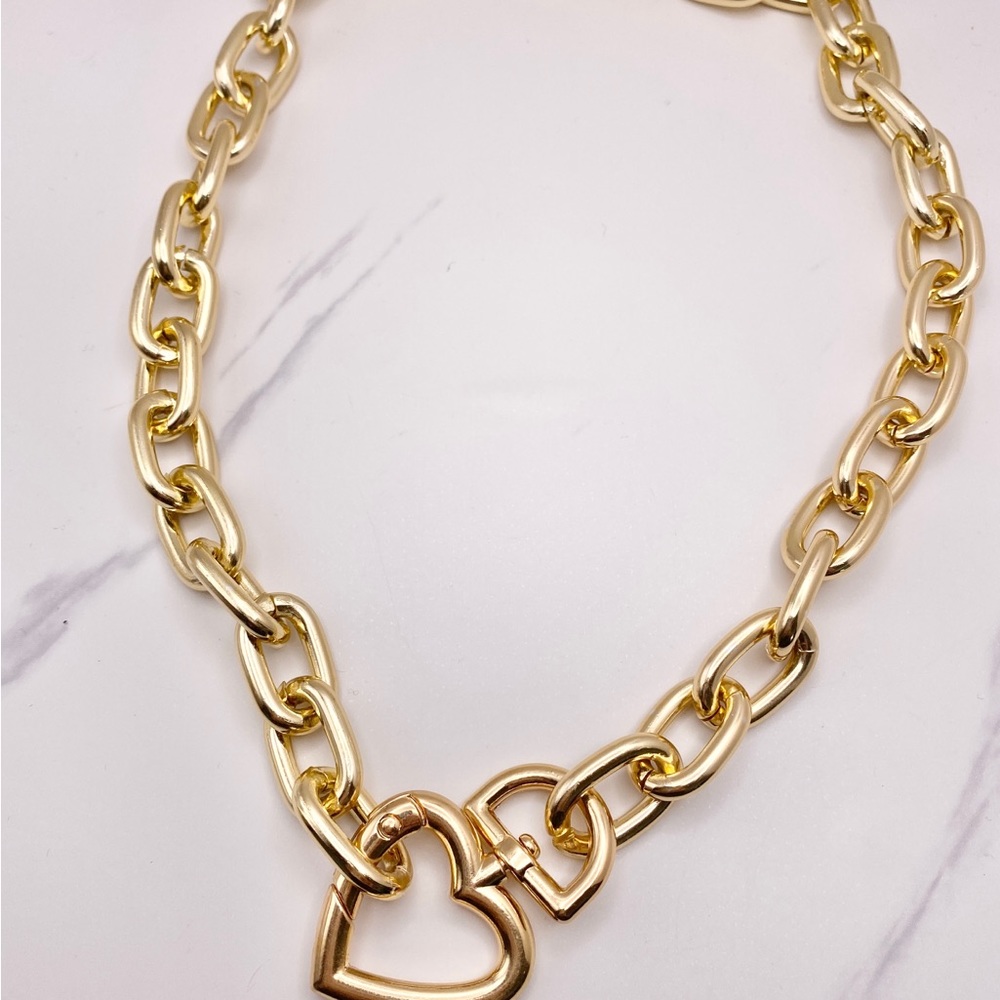 Exaggerated link necklace with heart clasp. 18k gold plated.
